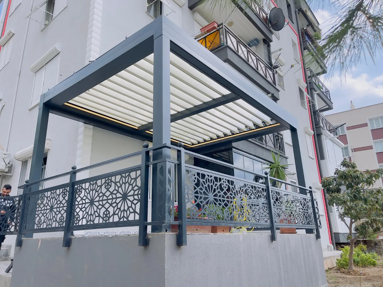 ZIP screen installation on a modern façade